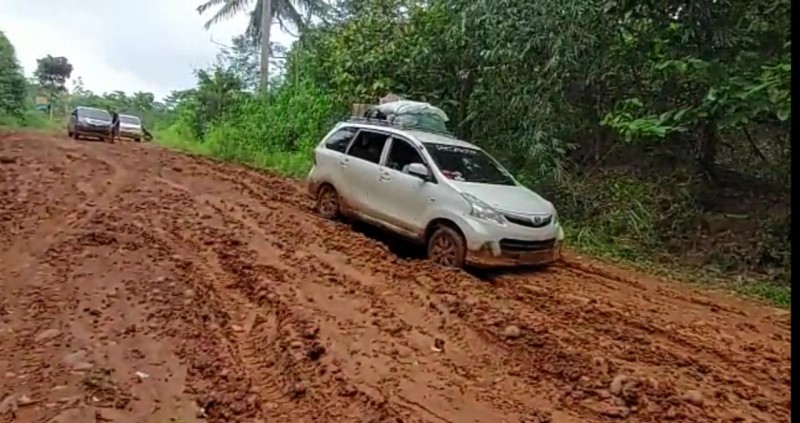 Waduh ! Ada Jalan Ekstrem di Register 39 Tanggamus, Macet hingga Terjebak Lumpur