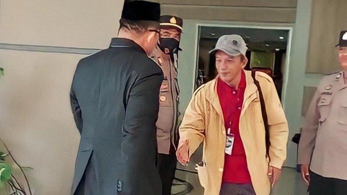 Viral ! Ketua DPRD Luwu Timur Menolak Salaman dengan Warga