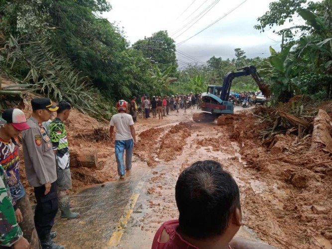 Longsor Tutup Akses Jalan Perbatasan Lampura-Lambar, Lalu Lintas Kendaraan Tersendat
