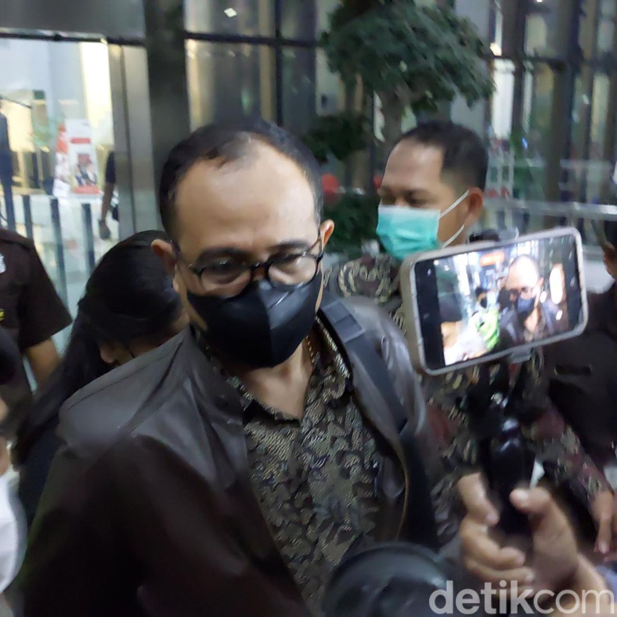 Heboh ! Kasus Pencucian Uang Rafael Alun, Seret Artis Dengan Inisial R