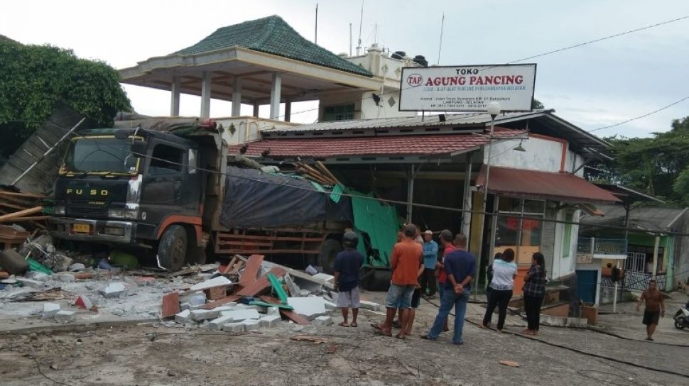 Tidak Sanggup Menanjak, Truk Bermuatan Batu Bara Tabrak Toko dan Tiang Listrik di Bakauheni
