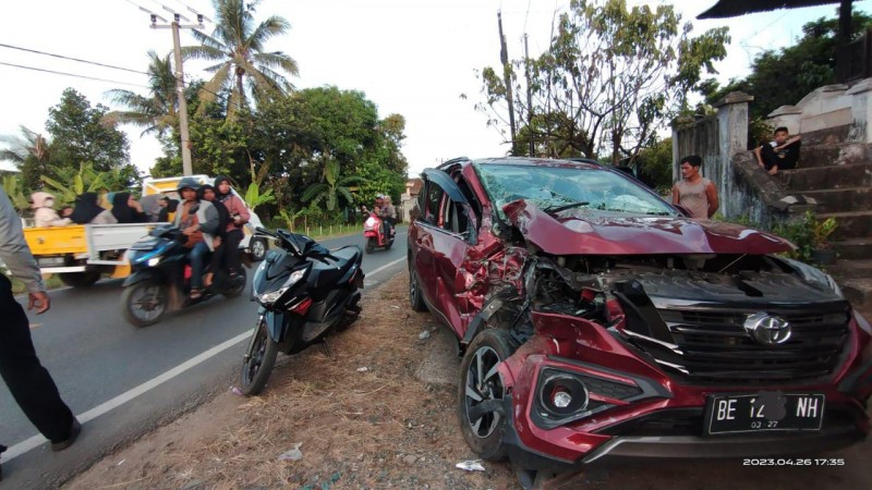 Kecelakaan di Jalan Lintas Lampung Timur, Bus Pariwisata Tabrak Mobil Toyota Rush Berpenumpang 7 Orang
