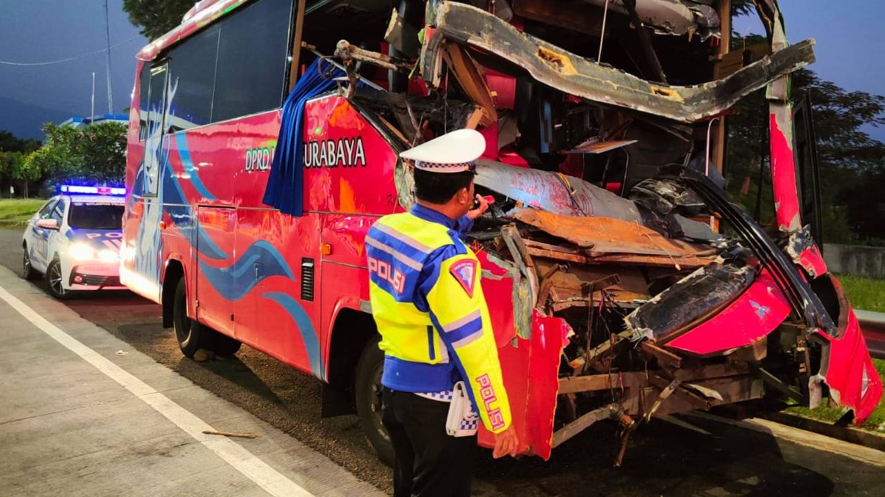 Sopir Mengantuk, Bus DPRD Surabaya Tabrak Tronton di Tol Paspro, Bawa 23 Pelajar