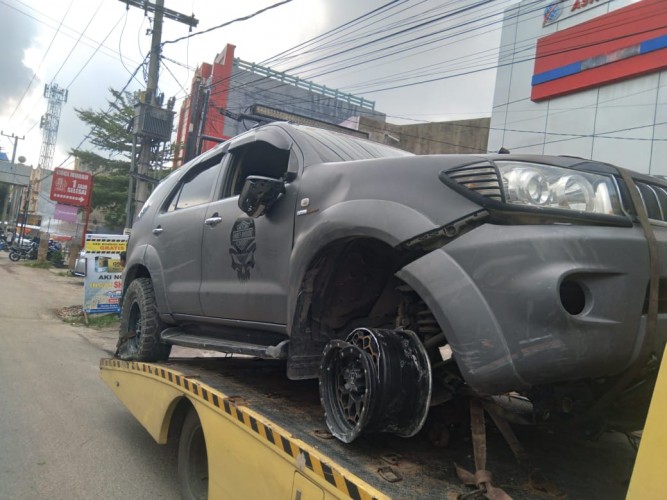 Diduga Mengantuk, Mobil Fortuner Hantam Median Jalan di Kedamaian