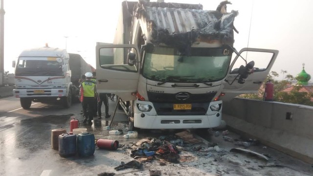 Diduga Akibat Korsleting Listrik, Sebuah Truk Wing Box Terbakar di Tol Arah Pluit