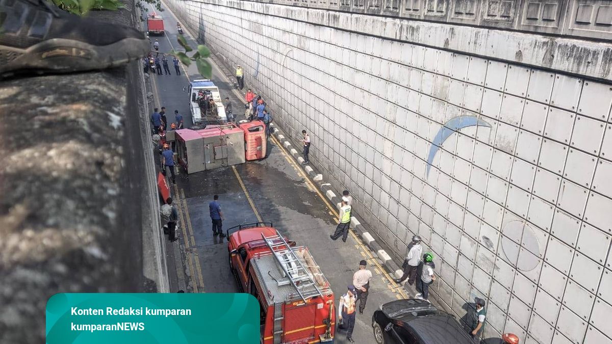 Mobil Damkar Terbalik di Underpass Pasar Minggu Jakarta, Lalu Lintas Arah Depok Macet