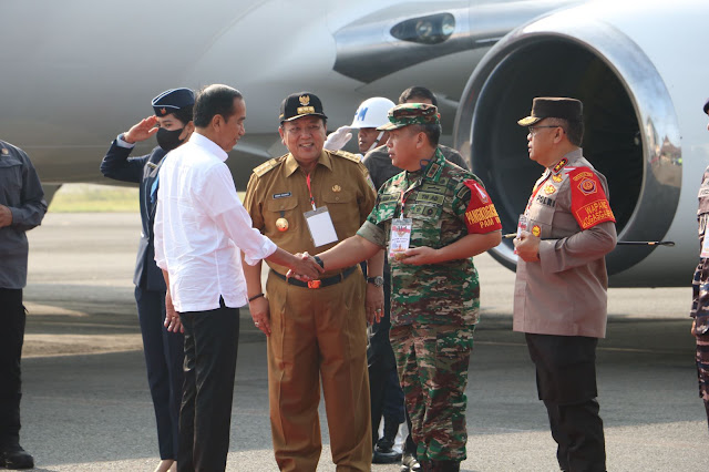Ketua DPRD Provinsi Lampung, Mingrum Gumay Sambut Presiden RI Ir. Joko Widodo