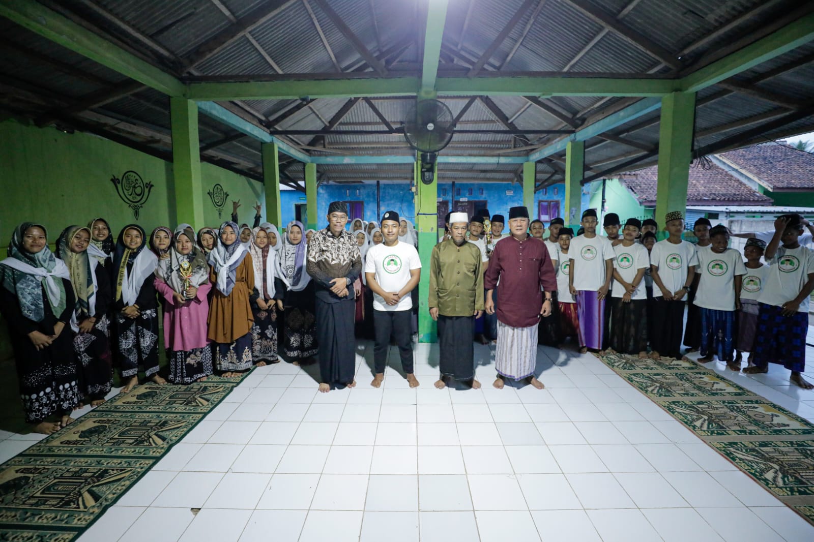 Pimpinan Pondok Pesantren Nurul Islam Bersama Santri Doakan Ganjar Pranowo, Relawan SDG Lampung dalam Kegiatan Safari Pondok Pesantren dan Bantu Pembangunan Pondok