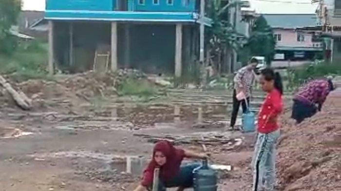 Batam Krisis Air, Warga Gunakan Air Genangan untuk Keperluan Sehari-hari