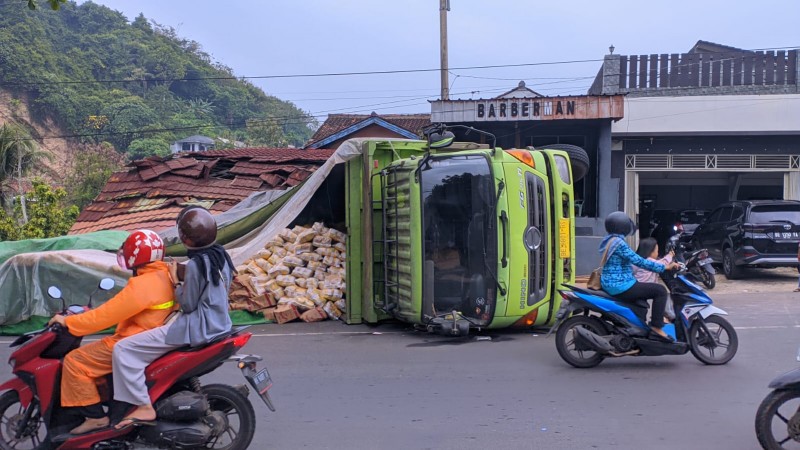 Truk Sembako Terguling di Tikungan Gedong Air Karena Tidak Kuat Menanjak