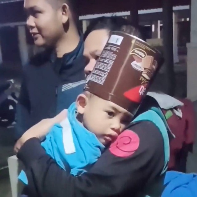 Viral! Seorang Balita di Tasik Kepalanya Nyangkut di Kaleng Wafer, Damkar Turun Tangan Menolongnya