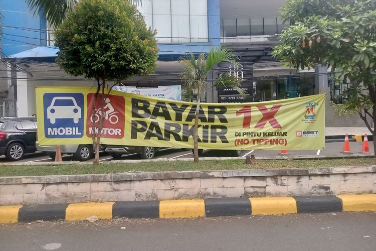Viral! ‘Bayar Parkir 2 Kali’, Juru Parkir di Blok M Berujung Dipecat!