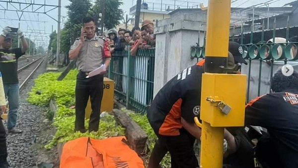 Paksa Buka Palang Perlintasan Kereta, Seorang Pengendara Motor Tewas Tertabrak KA di Matraman