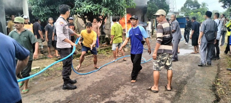 Diduga Konsleting Listrik Warung dan Bengkel di Baradatu Hangus Terbakar