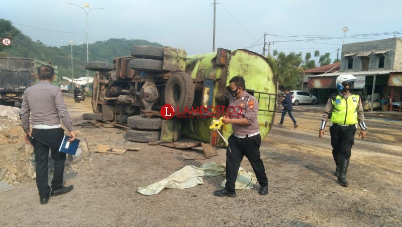 Waduh! Mobil Tangki Muatan Limbah Sawit Terguling di Pertigaan PJR Bandar Lampung