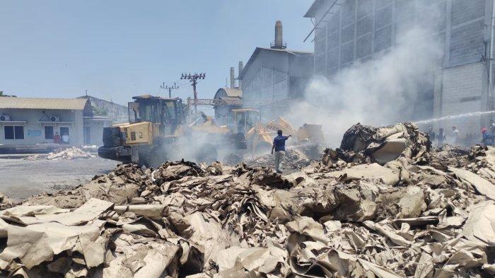Gudang Kertas di Kudus Terbakar, 35.000 Ton Bahan Baku Hangus Dilalap Api