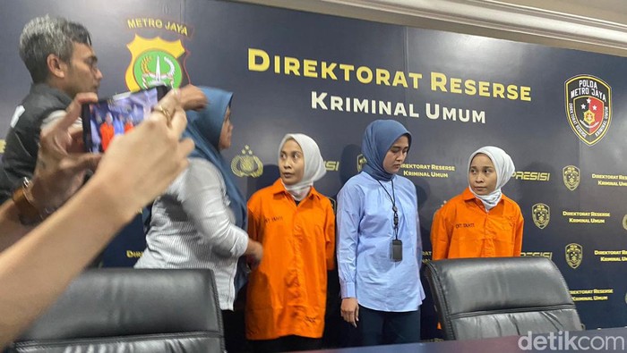 Si Kembar Rihana Rihani Tersangka Penipuan Jual Beli iPhone Kini Berbaju Tahanan