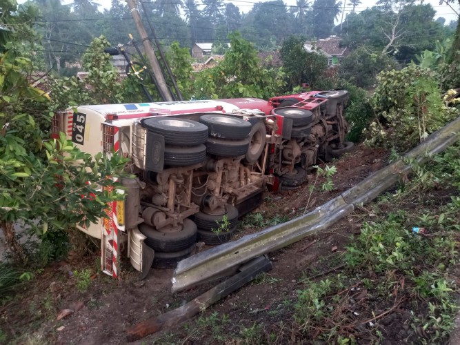Sebuah Truk Tangki Petamina Terguling di Jalan Lintas Sumatera, Tidak Ada Korban Jiwa