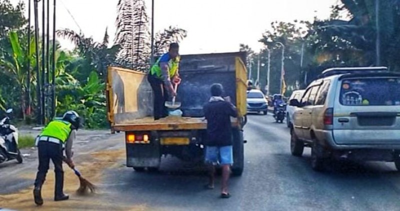 Tumpahan Solar di Jalan Lintas Tengah Akibatkan Kemacetan Parah