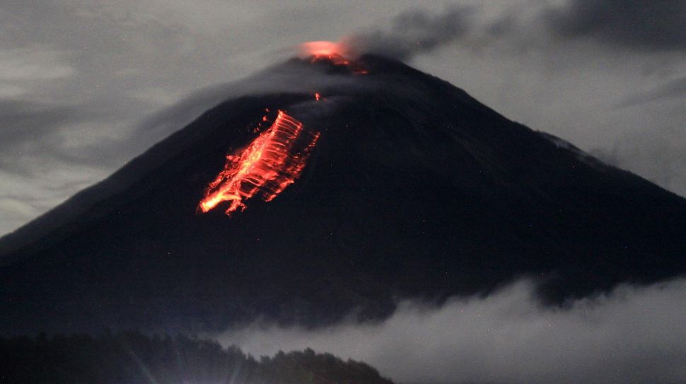 Gunung Semeru Meletus, Semburkan Lava Panas 1 KM