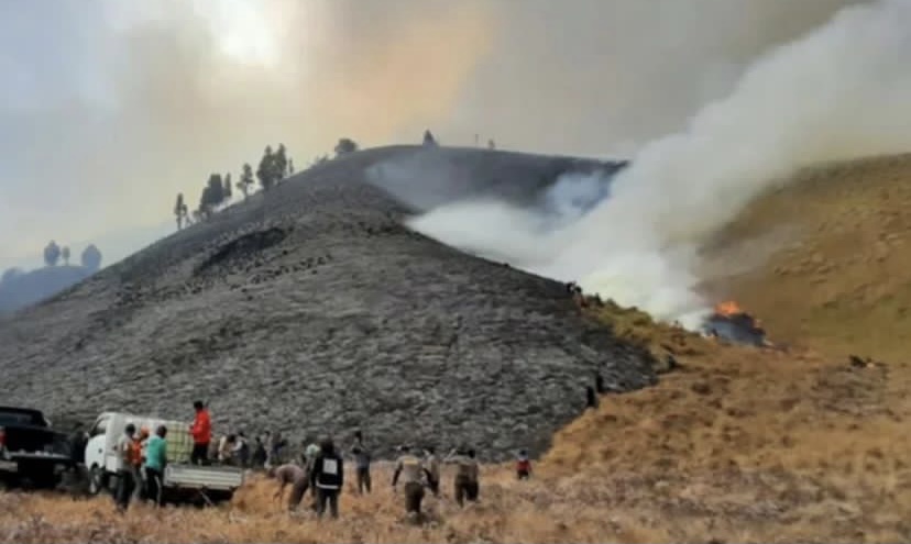 Kebakaran Gunung Bromo Semakin Meluas, Semua Jalur Wisata Ditutup Total