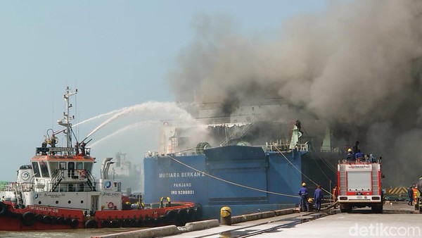 Kebakaran Kapal di Merak, Sudah 6 Jam Berlalu Belum Juga Padam