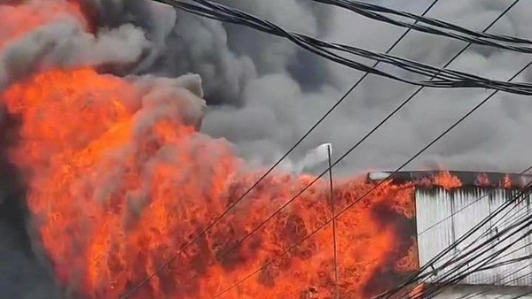 Pabrik Sandal di Penjaringan Terbakar Hebat, 24 Unit Damkar Dikerahkan