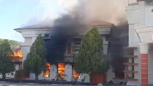 Kantor Bupati Pohuwato Gorontalo Diduga Dibakar dan Dirusak Massa