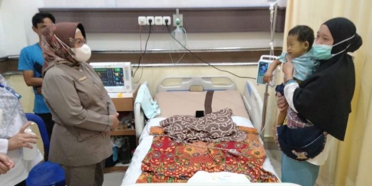 Anggota DPRD Lampung Aprilliati Jenguk Balita Pengidap Penyakit Sirotis Hati
