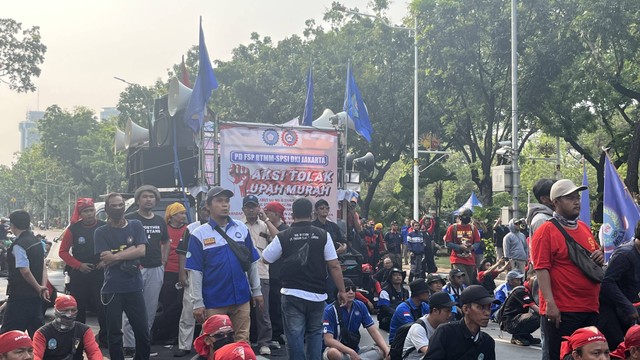 Demo Penetapan UMP DKI Ricuh: Buruh Copot dan Bakar Pagar Balai Kota