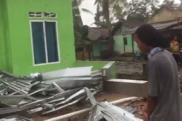 Hujan Deras Disertai Angin Puting Beliung Hantam 150 Rumah di Tulang Bawang Lampung
