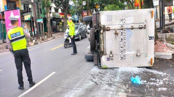 Truk Boks Muatan Es Batu Terguling di Kota Malang, Sopir Alami Luka-Luka