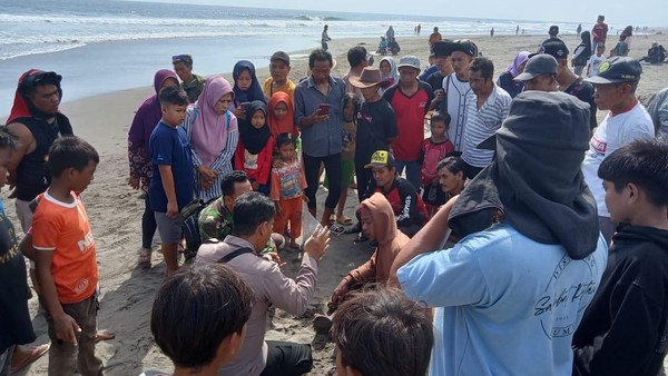 Asik Bermain Di Pantai Setrojenar Kebumen, 7 Anak Terseret Ombak, 1 Ditemukan Tewas dan 1 Hilang