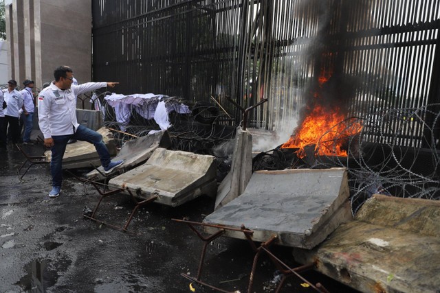 Demo di Depan DPR, Massa APDESI Bakar Ban dan Rusak Pembatas Beton