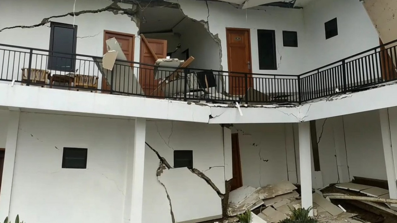 Tanah Bergerak Terjadi di Megamendung Bogor, Rusak Jalan hingga Bangunan