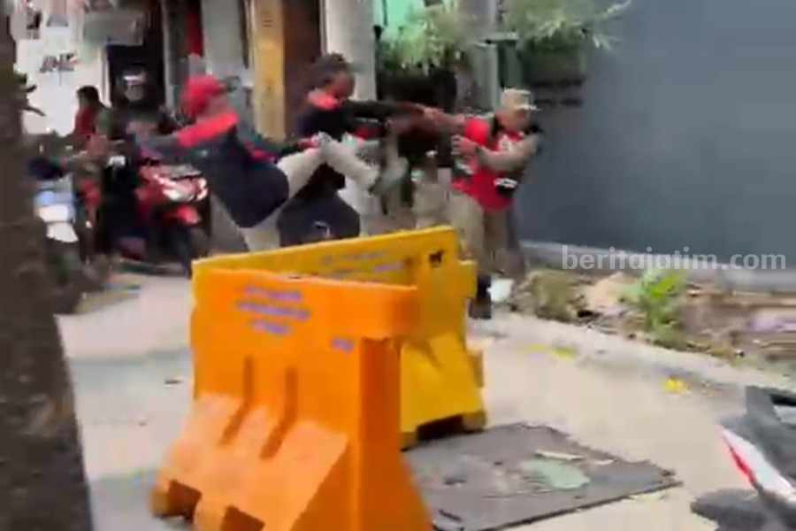 2 Anggota Satpol PP Surabaya Dirawat di RS Setelah Dianiaya Oleh Massa Demo Buruh