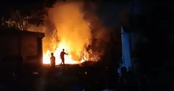 Diduga Karena Warga Bakar Sampah, Lapak Barang Bekas di Jaktim Terbakar