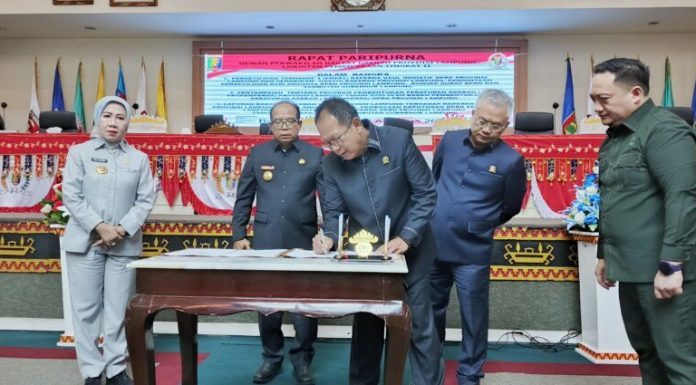 Pj. Gubernur dan Ketua DPRD Provinsi Lampung Tandatangani Persetujuan Bersama Raperda APBD Tahun 2025