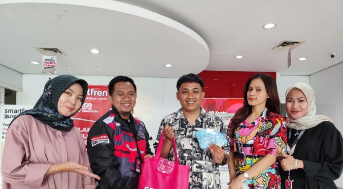Hari Pelanggan Nasional, Smartfren Berikan Hadiah untuk Pelanggan Setia di Sumatera Selatan