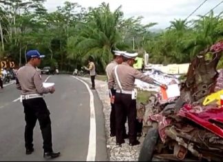 Tragis! Kecelakaan Maut Truk vs Minibus di Jalan Lintas Barat Lampung, Dua Penumpang Minibus Tewas