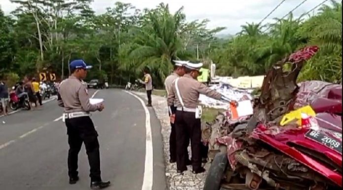 Tragis! Kecelakaan Maut Truk vs Minibus di Jalan Lintas Barat Lampung, Dua Penumpang Minibus Tewas