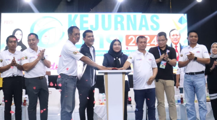 WALIKOTA BANDAR LAMPUNG Hj. EVA DWIANA BERSAMA KETUA UMUM PBVSI & JAJARAN FORKOPINDA, SECARA LANGSUNG MEMBUKA EVENT KEJUARAAN NASIONAL BOLA VOLI U – 19 TINGKAT NASIONAL DI GOR SIGER WAY HALIM
