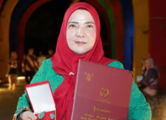 Walikota Bandar Lampung Hj. Eva Dwiana, satu-satunya Walikota Yang Menerima Penganugerahan Tanda Kehormatan Satya lencana Wira Karya dari Presiden Republik Indonesia pada Acara Puncak Hari UMKM Nasional 2024