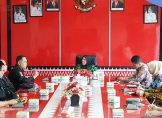 Walikota Bandar lampung Hj. Eva Dwiana menerima Audiensi Bersama Senkom Mitra Polri Di Ruang Rapat Walikota Bandar Lampung