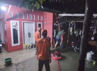 Pemkot Bandar Lampung Bantu Warga Bersihkan Lumpur Sisa Banjir