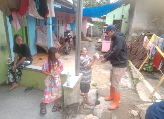 Pemkot Bandar Lampung Bagikan Nasi dan Air Mineral Kepada Korban Banjir