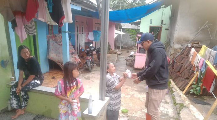 Pemkot Bandar Lampung Bagikan Nasi dan Air Mineral Kepada Korban Banjir
