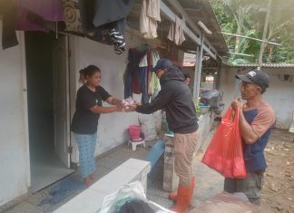 Pemkot Bandar Lampung Bagikan Nasi dan Air Mineral Kepada Korban Banjir