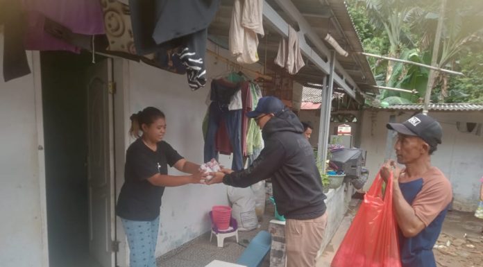 Pemkot Bandar Lampung Bagikan Nasi dan Air Mineral Kepada Korban Banjir