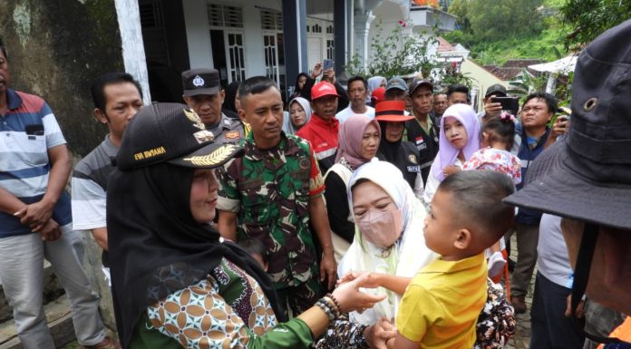 Pulang Retreat Eva Dwiana Langsung Tancap Gas Datangi Korban Banjir Bandar Lampung